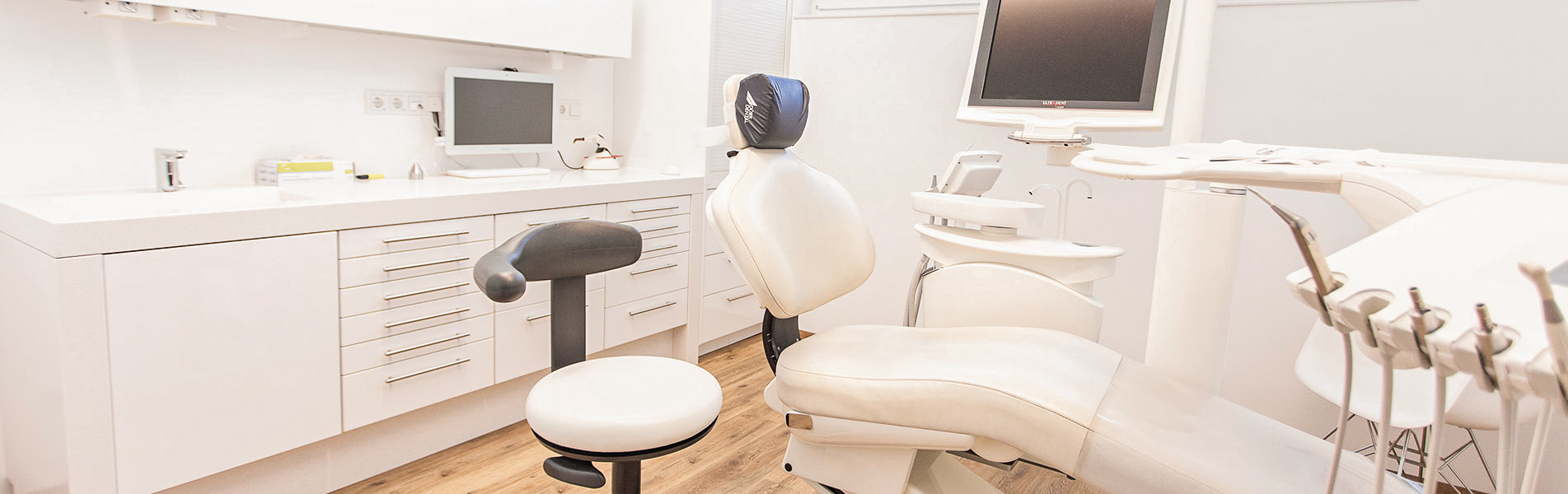 Behandlungszimmer weiß Zahnarztpraxis Dr. Tolk + Team in Kreuzau bei Düren