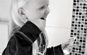 Ein Kind beim Zähneputzen.