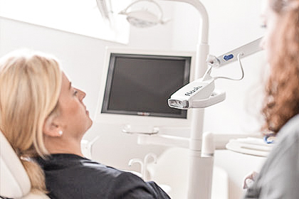 Patientin im Behandlungsstuhl mit moderner Ausstattung zur Darstellung ästhetischer Zahnheilkunde in der Zahnarztpraxis Dr. Tolk in Kreuzau