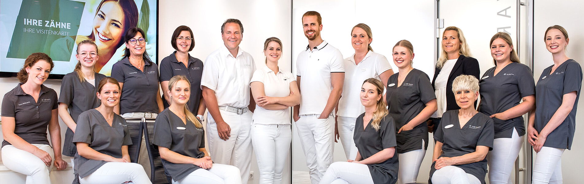 Das Team der Zahnarztpraxis für Hürtgenwald mit Zahnärzten und Mitarbeitenden der Praxis Dr. Tolk in Kreuzau